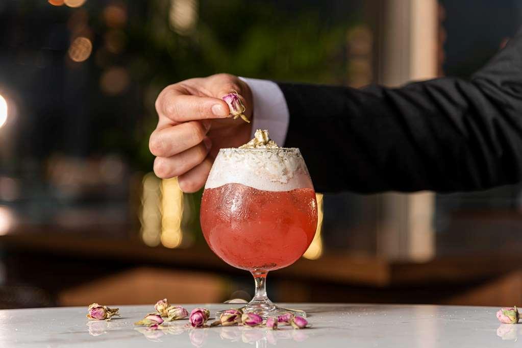 Aleph Doha Residences, Curio Collection By Hilton Nhà hàng bức ảnh A bartender adding a rose petal to a cocktail