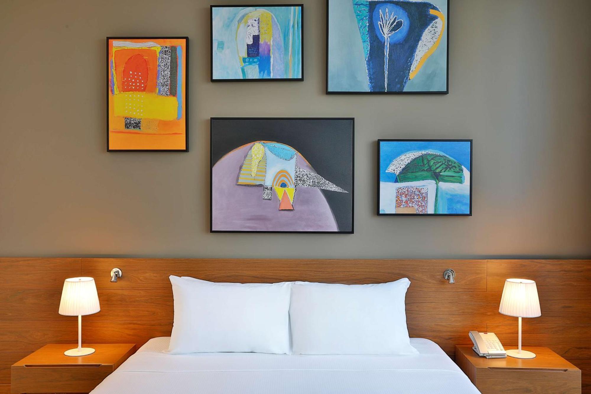 Aleph Doha Residences, Curio Collection By Hilton Ngoại thất bức ảnh Artwork by the artist in a hotel room