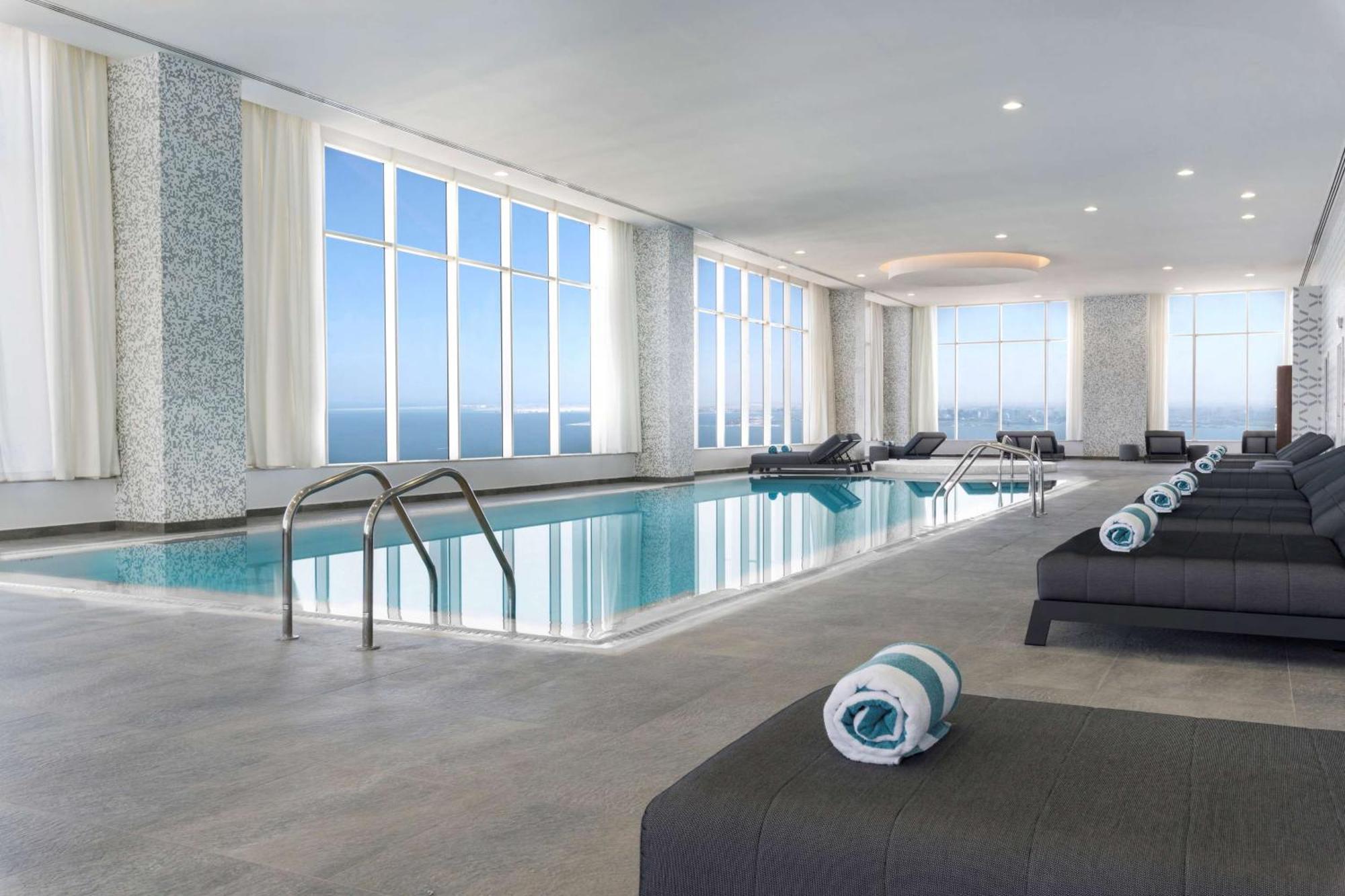 Aleph Doha Residences, Curio Collection By Hilton Ngoại thất bức ảnh The pool at the hotel